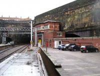 Lime Street SB on 9 January 2007 with the tunnels to Edge Hill on the left.<br><br>[John McIntyre 9/01/2007]