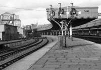Aberdeen platforms 7 and 8 on 07 February 1973.<br><br>[John McIntyre 07/02/1973]