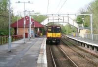 A train for Neilston leaving Williamwood platform 2 on 6 May 2007.<br><br>[John Furnevel 06/05/2007]