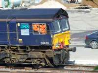 Driver of 66410 finds a use for his jacket as a sun screen. WH Malcolm, Elderslie<br><br>[Graham Morgan 04/05/2007]