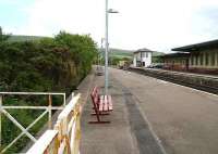 Looking south at Girvan in May 2007 with the abandoned bay platform on the left.<br><br>[John Furnevel 31/05/2007]