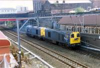 A pair of 20s chop their way past the very large High Street box on their way to pick up Glasgow Airport oil empties from Hawkhead. The box (only half visible here) was abolished as part of the Yoker resignalling scheme.<br><br>[Ewan Crawford /12/1989]