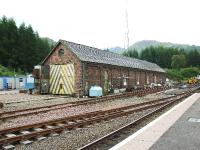 Despite one author writing that it had been demolished in 1998, the former engine shed at Crianlarich is still standing and is now part of a maintenance complex surrounded by portacabins.<br><br>[John Gray 20/07/2007]