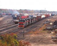 A <I>5-unit lash-up</I> (colloq) gets ready to take a heavy freight out of Rigby Yard, Portland, in October 1999.<br><br>[Bill Roberton /10/1999]