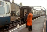 The Thurso portion backs down on the Wick portion before travelling on to Inverness. The 37 will wait until the next northbound train requires splitting.<br><br>[Ewan Crawford 04/01/1989]