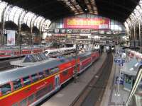 A busy lunchtime at Hamburg Central station.<br><br>[Michael Gibb 06/09/2007]