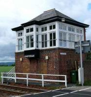 Longforgan cabin at the level crossing.<br><br>[Brian Forbes /08/2007]