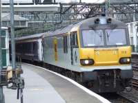 92016 hauling the empty Caledonian Sleeper away from Glasgow Central<br><br>[Graham Morgan 01/09/2007]