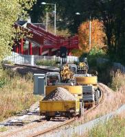 A PW <I>train</I> from the temporary yard at Cambus approaching the new footbridge at Alloa West on 4 October 2007. <br><br>[John Furnevel 04/10/2007]
