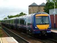 A 6-car Glasgow train pulls into Linlithgow on 25 Aug 2007. <br><br>[David Panton 25/08/2007]