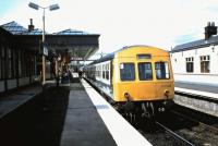 Platform 6 at Stirling in June 1986 with 101 345 about to leave on a service to Edinburgh.<br><br>[David Panton /06/1986]