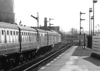 Class 47 hauled Aberdeen - Glasgow train leaving Stirling in August 1981.<br><br>[John Furnevel 03/08/1981]