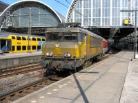 Wash me please! A rather dirty NS electric loco hauls some ECS out of Amsterdam Central station.<br><br>[Michael Gibb 19/05/2008]