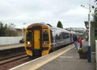 A 4-car 158 pulls into Cowdenbeath on 20 September 2008 with an outer circle working.<br><br>[David Panton 20/09/2008]