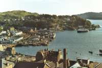 View over Oban in the early 1980s with a ferry arriving and a freight standing in the station.<br><br>[Walter Brunner //]
