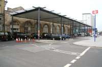 The main entrance to Hull station with its <I>contemporary</I> canopy in April 2009.<br><br>[John Furnevel 23/04/2009]