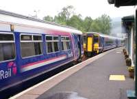 A 6-car train is split at Crianlarich on 15 June following arrival from Glasgow Queen Street. The first two cars will head for Oban with the remaining 4 destined for Fort William.<br><br>[David Forbes 15/06/2009]