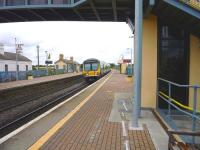 Southbound train approaching Laytown Station, Co Meath on 2 September 2009 with a service for Dublin Connolly.<br>
<br>
<br><br>[John Steven 02/09/2009]