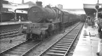 Ex-GWR Castle class locomotive no 5047 <I>Earl of Dartmouth</I> with the 8.50am Birkenhead - Paddington train at a rain-soaked Wolverhampton Low Level station  on 15 August 1962. The 4-6-0 was withdrawn from Wolverhampton's Stafford Road shed the following month. Wolverhampton Low Level itself closed to passengers in 1972 but saw subsequent use as a parcels depot [see image 19662] and latterly as the BR Divisional Engineer's offices. The listed main station building still stands and is currently part of a planned mixed retail and residential development which would incorporate the former station site. <br>
<br><br>[K A Gray 15/08/1962]