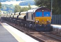 EWS 66100 hauls the 6X88 ex-Hartlepool pipe train through<br>
Ladybank on 27 July en route to Georgemas Junction.<br><br>[Brian Forbes 27/07/2010]