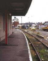 Bay platform 3 at Grimsby Town on 13 July 1995. View is east towards Garden Street level crossing and signal box. The locking room of the listed box, which closed in September 1993, is encased in a blast wall, added as a wartime measure in 1940.<br><br>[Ian Dinmore 13/07/1995]