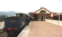 Looking south along the Strathspey platform at Aviemore on 6 October 1999, with ex-Caledonian 0-6-0 no 828 awaiting departure time with a train for Boat of Garten. <br><br>[Colin Miller 06/10/1999]
