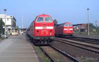 Just before nine o'clock on the cloudless morning of 18th August 2002, 219 197 is about to leave Halberstadt for Thale with the 07:44 from Magdeburg while on the right 219 165 will set off in the opposite direction on the 08:17 from Thale. These workings have long since gone over to dmus operated by Connex Sachsen-Anhalt.<br><br>[Bill Jamieson 18/08/2002]