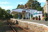 A passenger waiting for the 1352 at Criccieth station on 15 October 2014.<br><br>[Colin McDonald 15/10/2014]