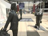 Ken Dodd about to tickle Bessie Braddock outside the temporary Virgin first class lounge at Liverpool Lime Street. The bronzes were installed in 2009.<br><br>[Colin McDonald 20/06/2017]