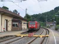 A southbound chemicals train hurries through Hornberg in the Black<br>
Forest on 2nd June, hauled by a DB Class 185 medium-powered electric freight<br>
loco . The red and white barrier on the barrow crossing in the foreground<br>
will be retracted once the train has passed - by the signaller in the (brown<br>
clad) control room on the platform - allowing passengers to reach the<br>
station's northbound platforms. [With thanks to Bill Jamieson for loco<br>
intelligence]<br>
<br><br>[David Spaven 02/06/2017]
