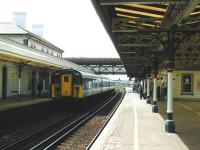 View west along platform 2 at Hove station in May 2002.<br><br>[Ian Dinmore 17/05/2002]