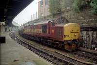37 hauled freight in Dundee station heading east.<br><br>[Ewan Crawford //]