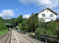  A Naturpark-Express service from Tuttlingen to Sigmaringen, operated<br>
by the regional Hohenzollerische Landesbahn company, pulls into Beuron<br>
station on 10th June 2017. These summer Saturday and Sunday services are<br>
supported by local and regional authorities, and convey large numbers of<br>
bikes free of charge along this line which parallels the popular Danube<br>
cycle path.<br><br>[David Spaven 10/06/2017]