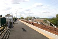 A deserted Lochgelly station on a warm and pleasant May afternoon in 2005. View is south west towards Cowdenbeath.<br><br>[John Furnevel 29/05/2005]