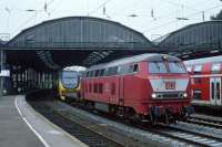 DB freight diesel No. 225 012 pauses on the westbound centre road at Aachen Hbf with a double deck EMU of Type VIRM on its delivery run from the Talbot works in Aachen to Nederlandse Spoorwegen (Dutch Railways).<br><br>[Bill Jamieson 26/08/2002]
