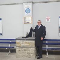 Jamie Stone MP unveiling the latest Jellicoe Express plaque at Thurso Station on 5th October 2017.<br><br>[John Yellowlees 05/10/2017]