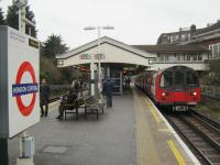 <h4><a href='/locations/H/Hendon_Central'>Hendon Central</a></h4><p><small><a href='/companies/E/Edgware_Extension_London_Electric_Railways'>Edgware Extension (London Electric Railways)</a></small></p><p>LUL 1995 stock with a Northern Line service to Edgware arriving at Hendon Central station, on 19th December 2012. 8/87</p><p>19/12/2012<br><small><a href='/contributors/David_Bosher'>David Bosher</a></small></p>
