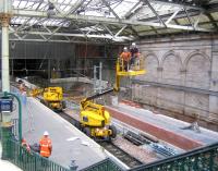 <I>'No...I thought you switched it off...'</I> Ongoing work at Waverley east end on 4 June 2006 showing progress on the new northside through platform.<br><br>[John Furnevel 04/06/2006]