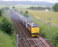 <h4><a href='/locations/L/Lampits_Junction'>Lampits Junction</a></h4><p><small><a href='/companies/C/Caledonian_Railway'>Caledonian Railway</a></small></p><p>37405 takes the Edinburgh portion of the Caledonian Sleeper northeast away from Carstairs on 11 July 2006. 25/42</p><p>11/07/2006<br><small><a href='/contributors/John_Furnevel'>John Furnevel</a></small></p>
